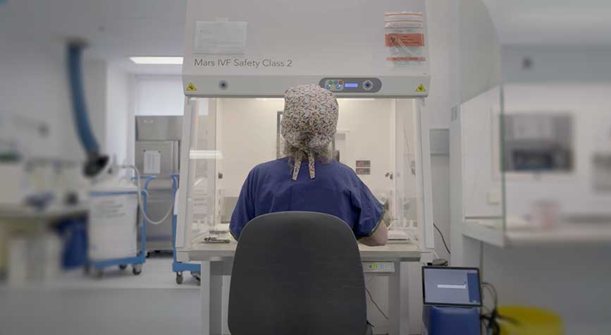 UNTITLED EGG-FREEZING DOCUMENTARY — Worker in an IVF lab — Photo by Chloe Taylor, Simon J Walsh