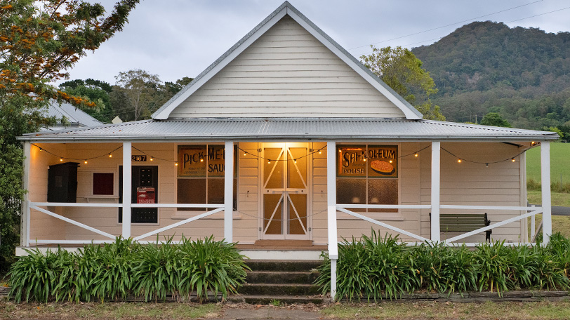 THE OLD STORE THE OLD STORE: looking at the front from the road
